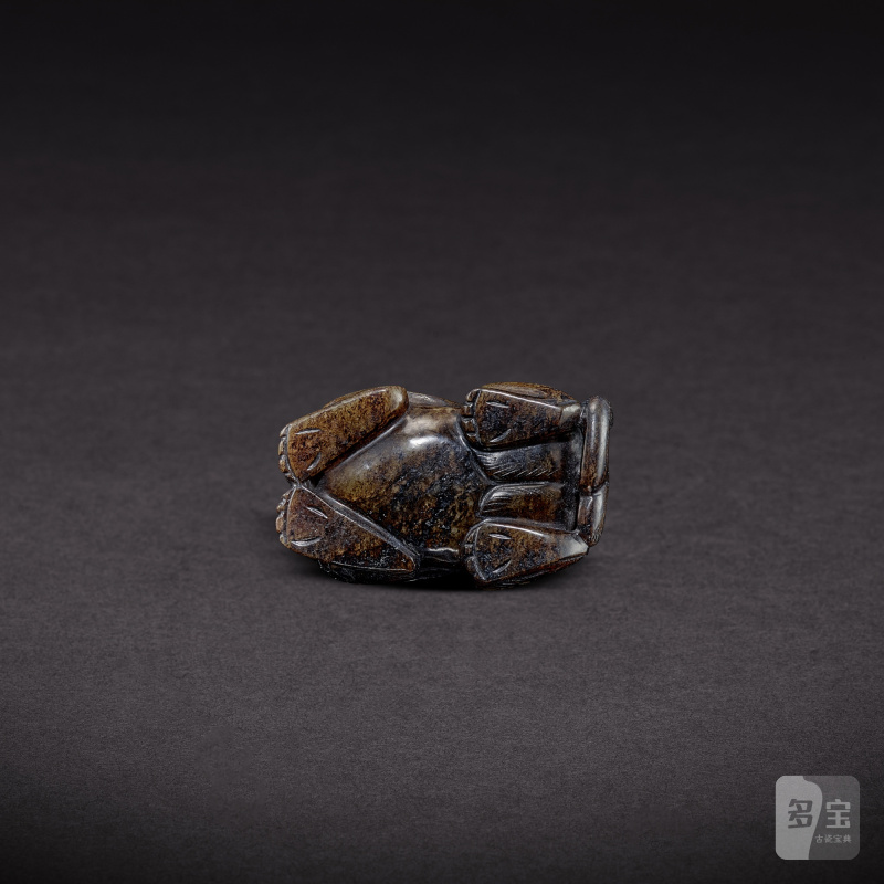 A pale celadon and russet jade mythical beast, Ming dynasty | 明 青白玉瑞獸 - 图3